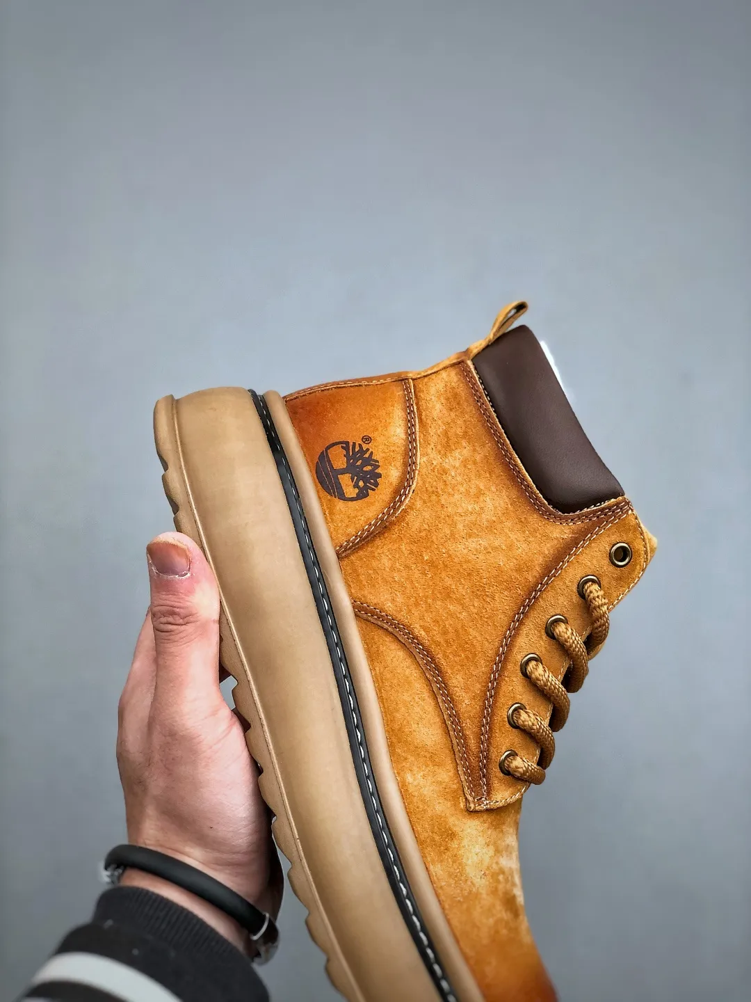 Welfare special offer 💰480 Timberland Timberland new autumn and winter products must-have outdoor casual rhubarb boots series in autumn and winter #Guangdong Dachang quality original box original packaging fashionable and trendy matching The fabric is made of Italian 🇮🇹 top-grade frosted fine-grained cowhide lightweight outsole with anti-odor and anti-corrosion genuine leather latex insoles The outsole and hardware are all made from OEM raw materials Same as the original Goodyear glue process Good products do not kill pigs The quality of the first order is strictly controlled. Exclusively launched on the entire network. The quality is beyond doubt. The whole set is packaged in the same official website to give you a perfect wearing experience. The quality is exquisite and durable. A must-have for sportsmen. Specially designed to handle whether it is handsome or not. High-quality and first-class foot feel. This winter, it is specially used for cold protection and outdoor use. It can be matched casually in daily life. Size: 38-44 (leather shoe size)